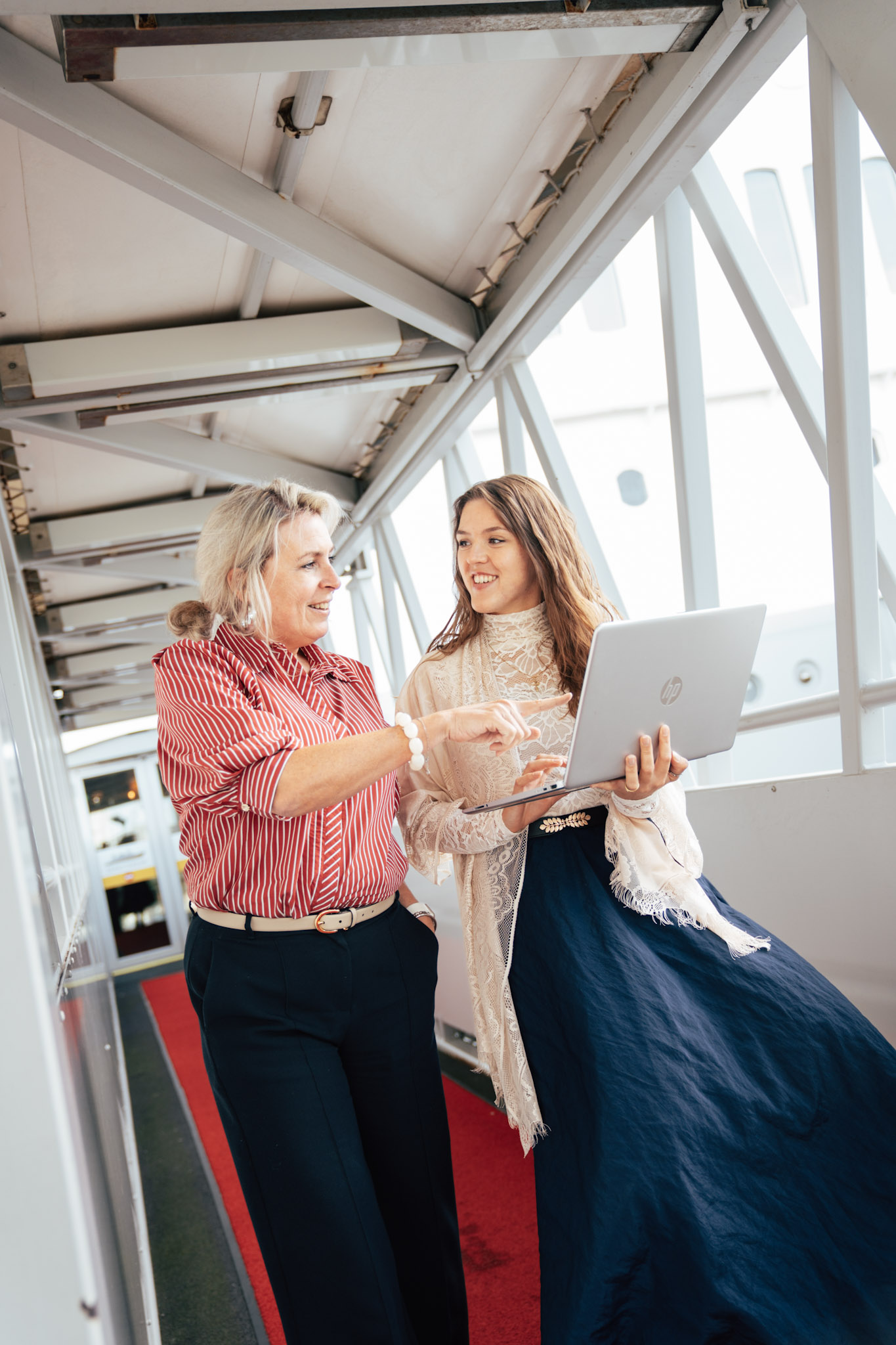 Twee mensen bekijken samen een laptop