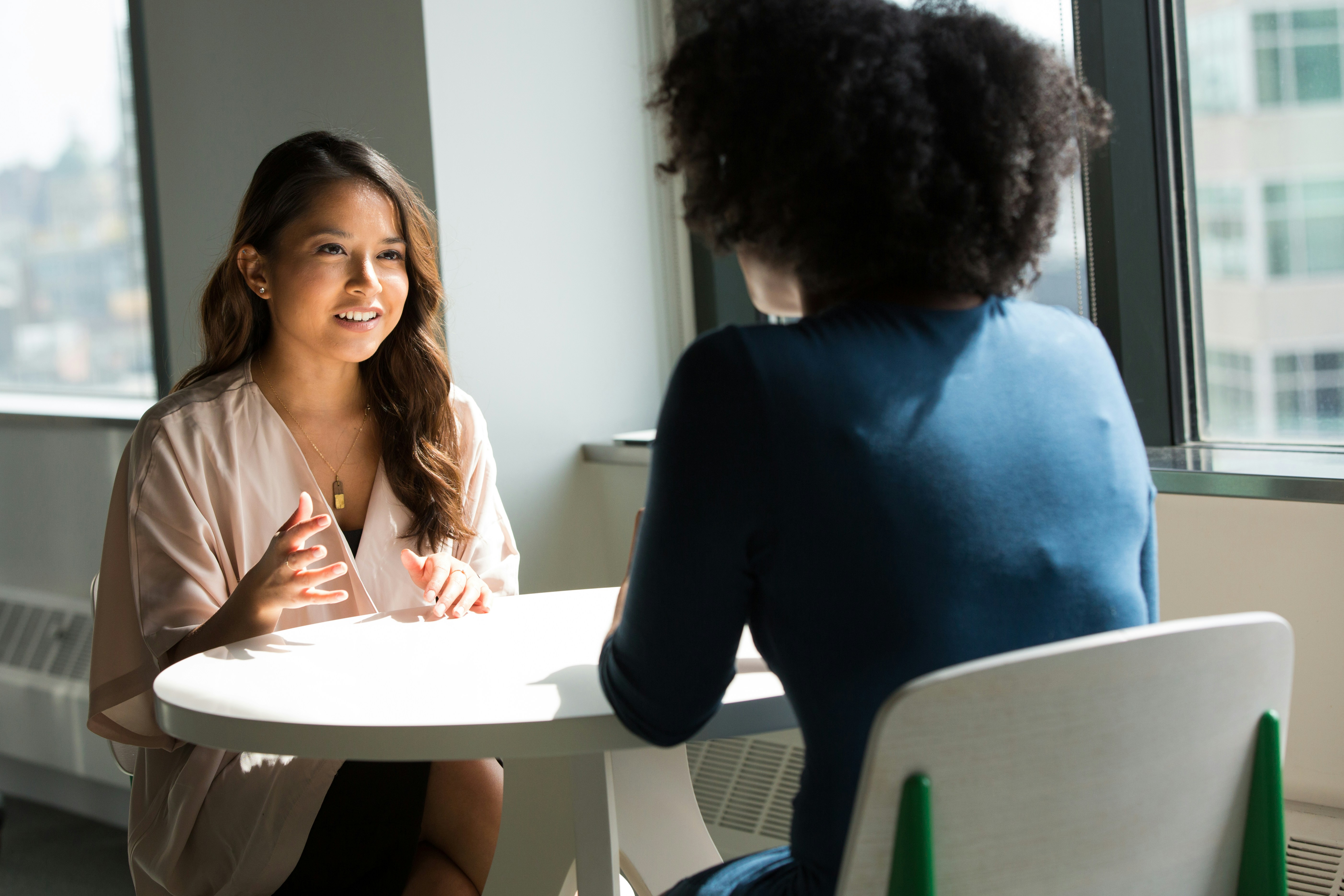 Twee mensen in een persoonlijk kennismakingsgesprek