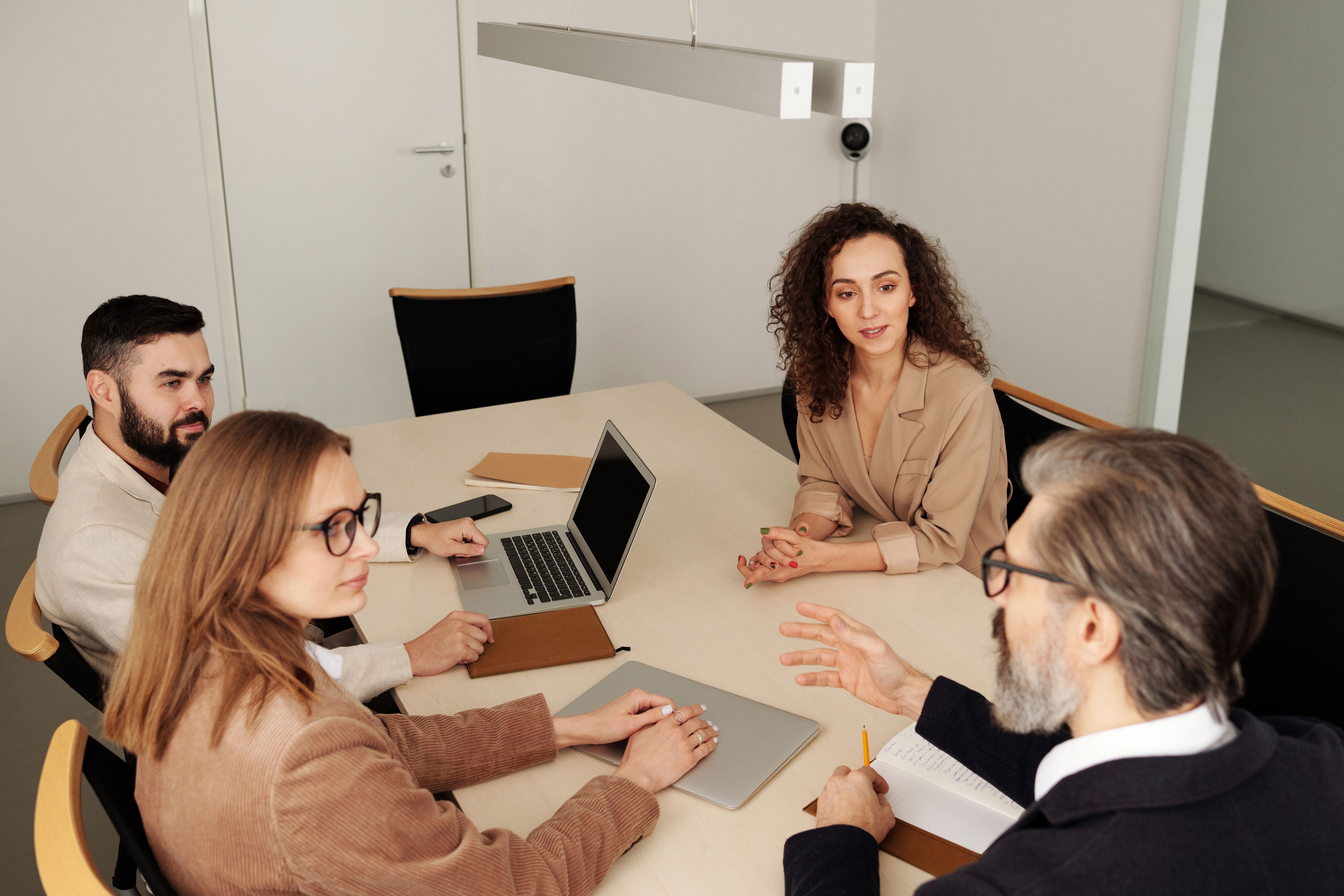 Collega’s tijdens een gezamenlijk teamoverleg